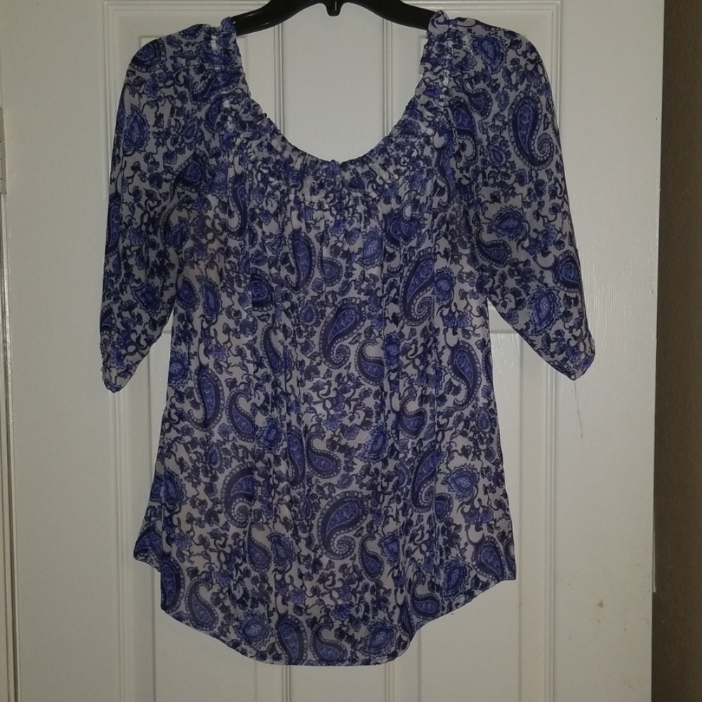 Off shoulders blouse